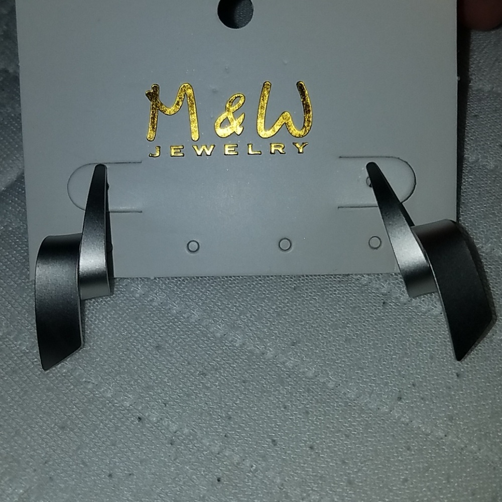 M & W Jewelry Slivertone swirl